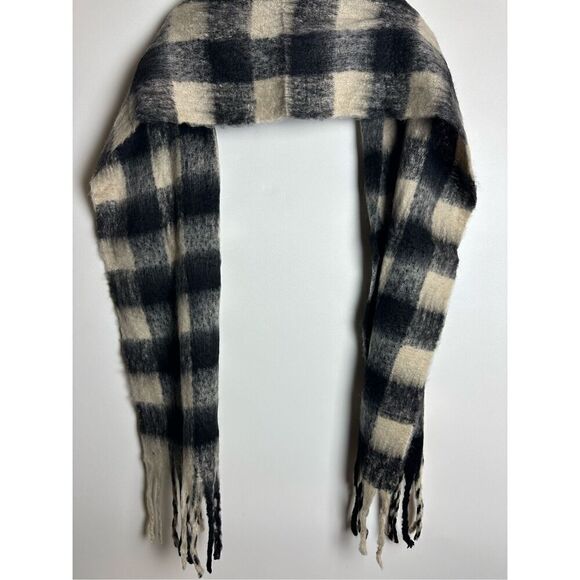 Black and cream Plaid oversized scarf - Picture 2 of 7